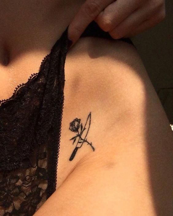 Tatuagem pequena sexy no quadril