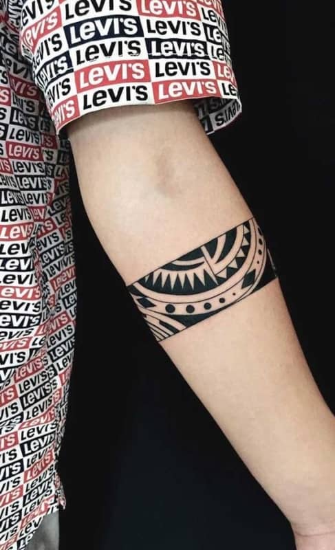Tribal tatuagem no braço
