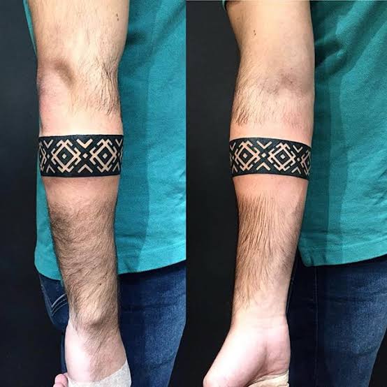 bracelete tatuado no braço