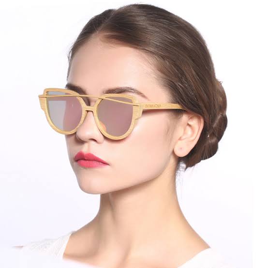 como usar óculos de madeira feminino