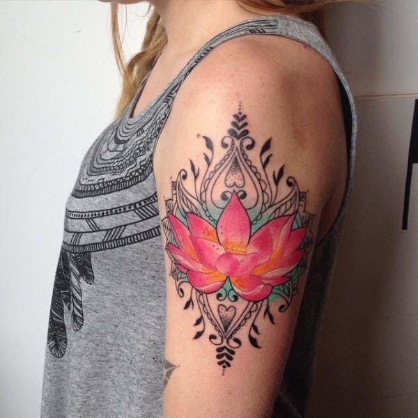 Tatuagem de flor no braço