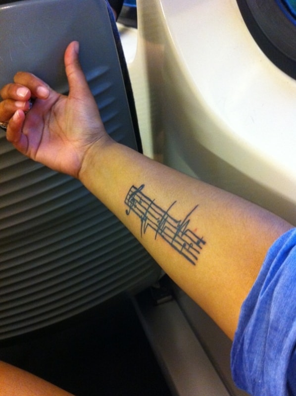 ideia de tatuagem de música no braço