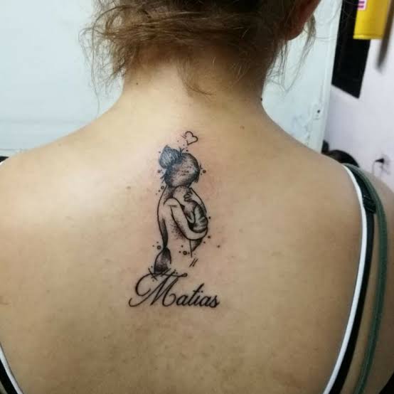 ideia de tatuagem mãe nas costas