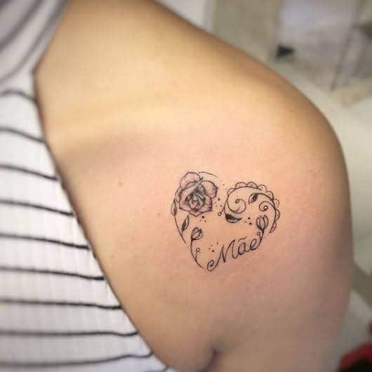 ideia de tatuagem mãe no ombro