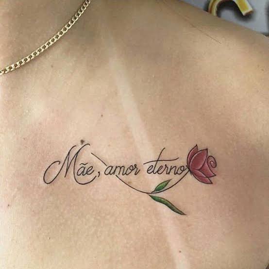 linda tatuagem mãe no ombro