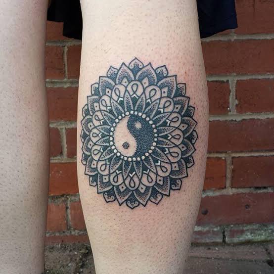 mandala tatuada na panturrilha