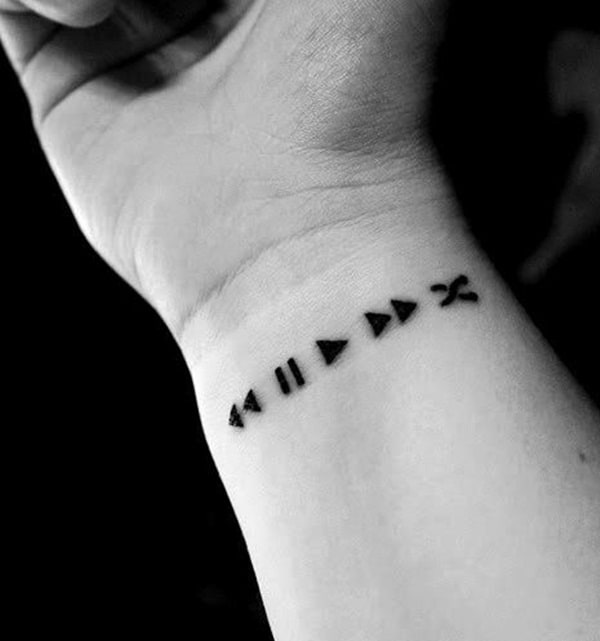 pequena tatuagem de música no pulso