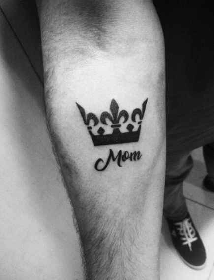 tattoo de mãe no braço masculino