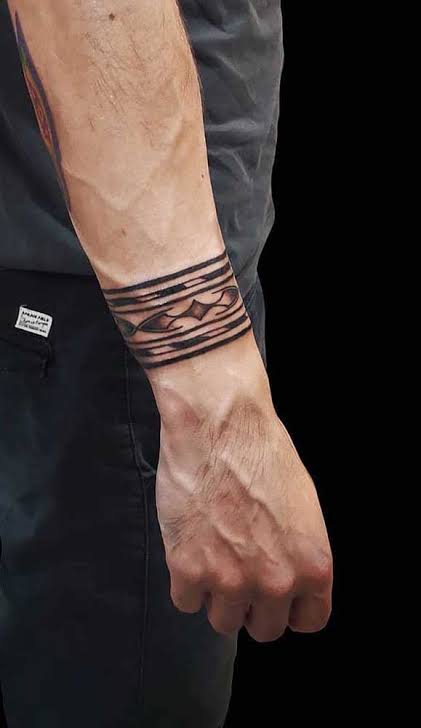 tatuagem bracelete masculino no braço