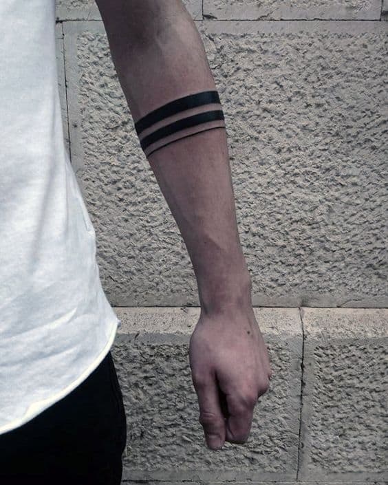 tatuagem bracelete no braço