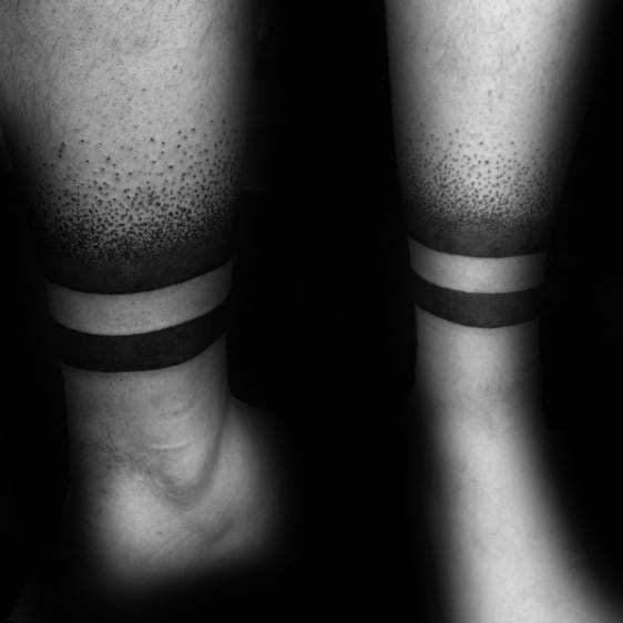 tatuagem de bracelete masculino na perna