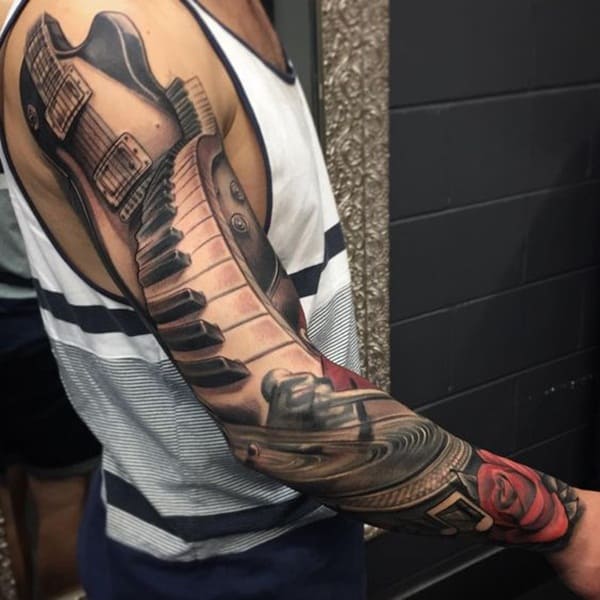 tatuagem de musica em todo o braço