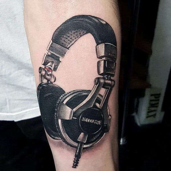 tatuagem de música no braço fone