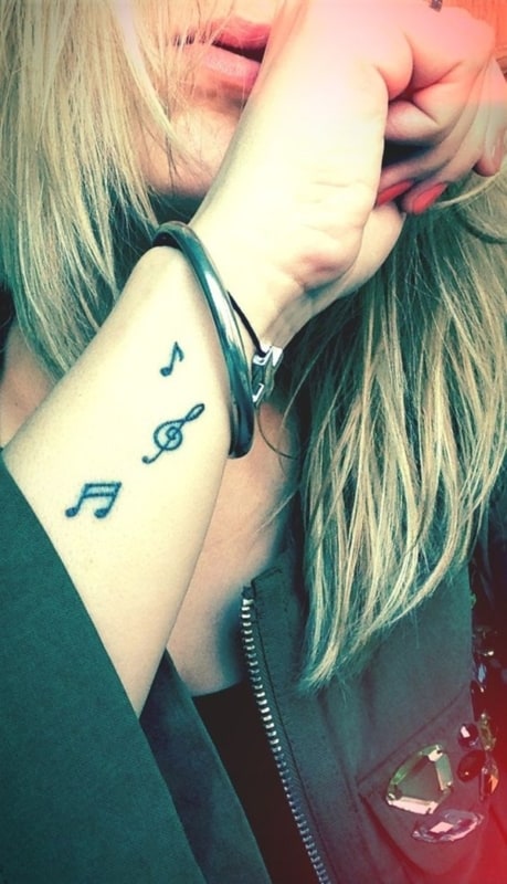 tatuagem de música no pulso minimalista