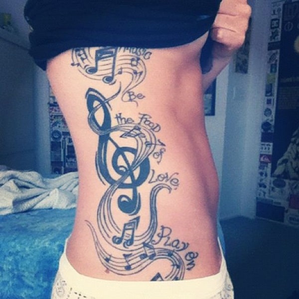 tatuagem de símbolo de música na costela