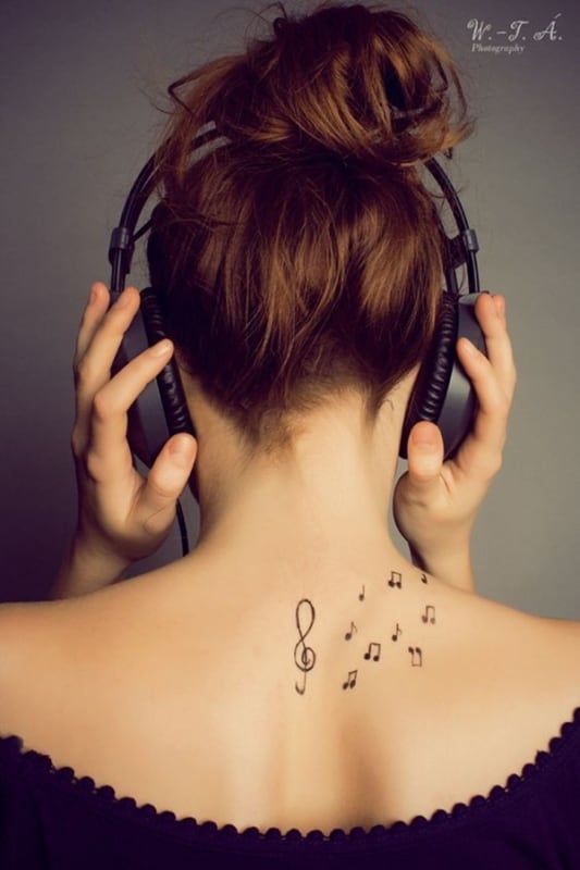 tatuagem de símbolo de música nas costas