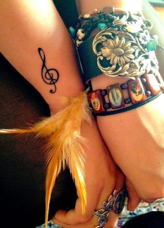 tatuagem de símbolo de música nota pequena