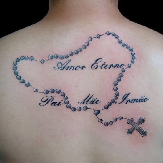 tatuagem mãe nas costas com terço