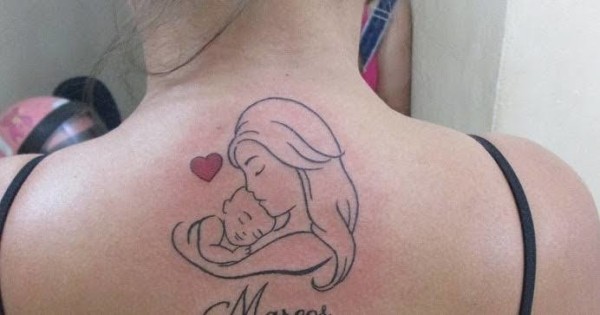 tatuagem mãe nas costas minimaista