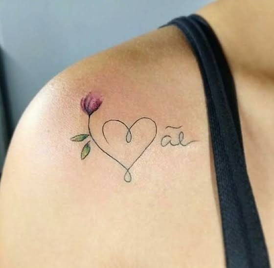 tatuagem mãe no ombro