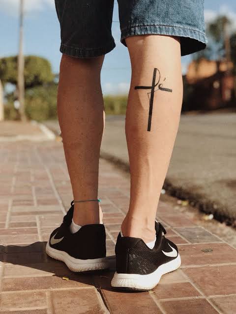 tatuagem na panturrilha masculina cruz fé