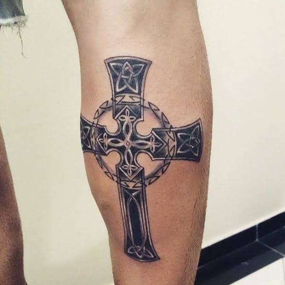tatuagem na panturrilha masculina cruz grande