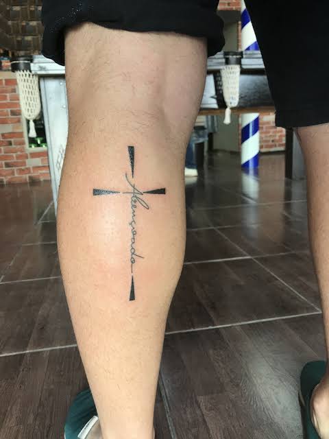 tatuagem na panturrilha masculina cruz pequena