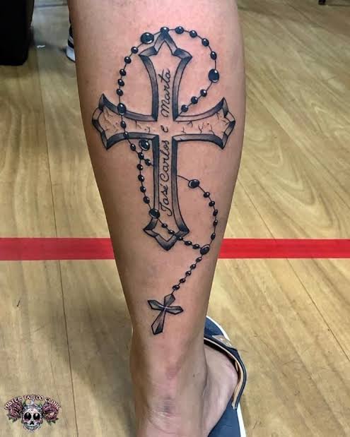 tatuagem na panturrilha masculina de cruz