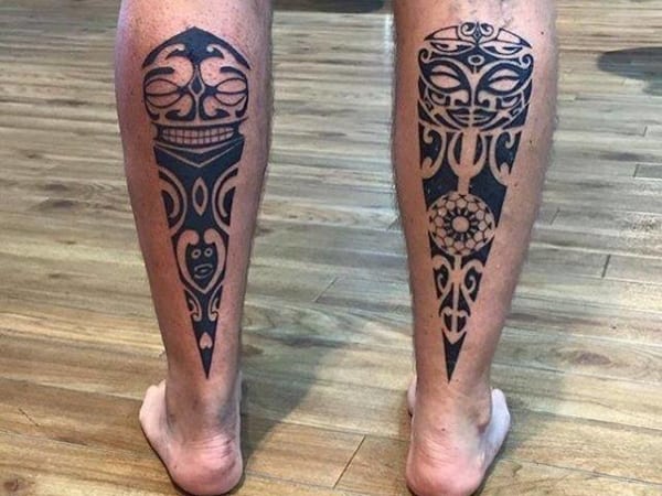 tatuagem na panturrilha masculina estilo tribal