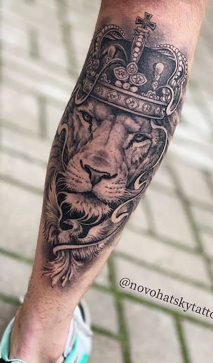 tatuagem na panturrilha masculina leão e coroa