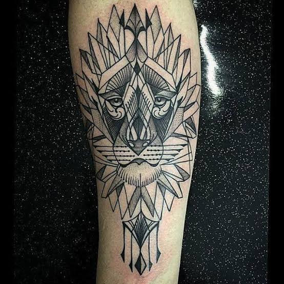 tatuagem na panturrilha masculina leão geometrico