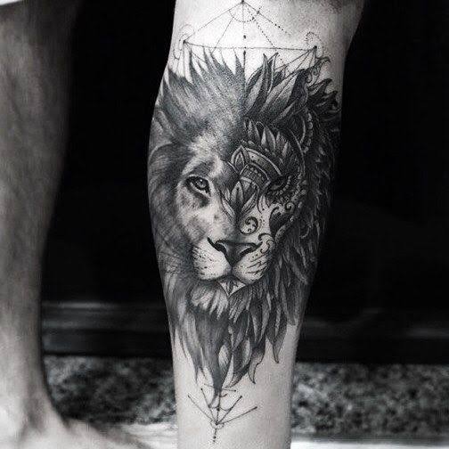 tatuagem na panturrilha masculina leão sombreado