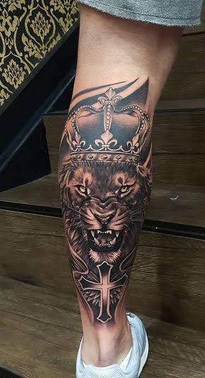 tatuagem na panturrilha masculina leão