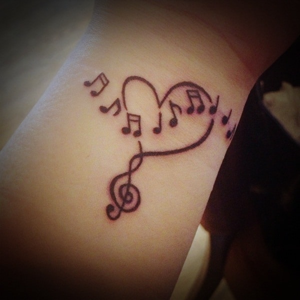 tatuagem no pulso de música
