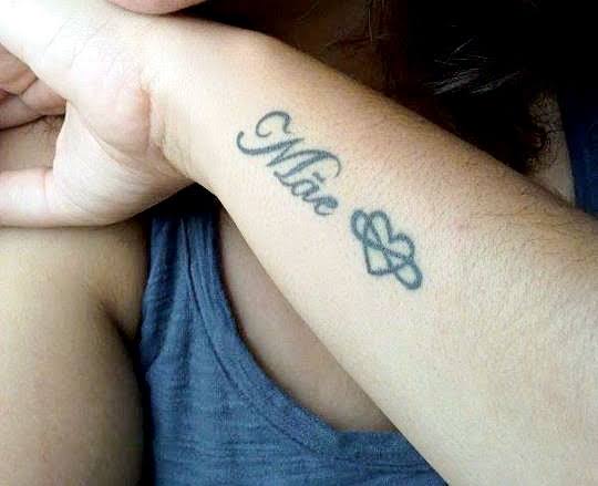 tatuagem para mãe no braço com coração