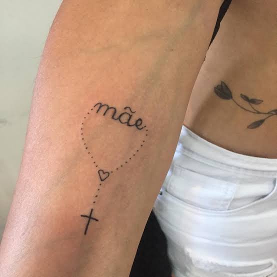 tatuagem para mãe no braço com terço