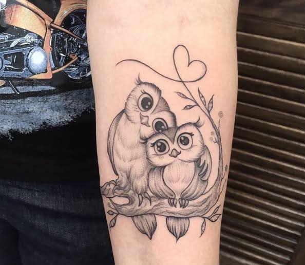 tatuagem para mãe no braço coruja