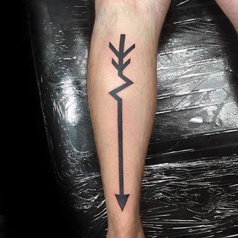 tatuagem simples masculina na perna seta