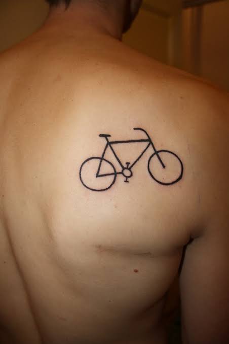 tatuagem simples masculina nas costas bike