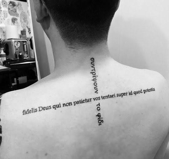 tatuagem simples masculina nas costas escrita