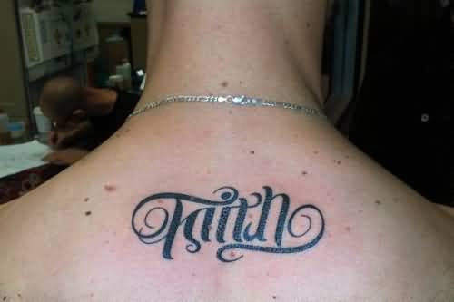 tatuagem simples masculina nas costas fé