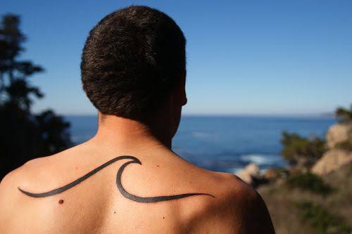 tatuagem simples masculina nas costas onda