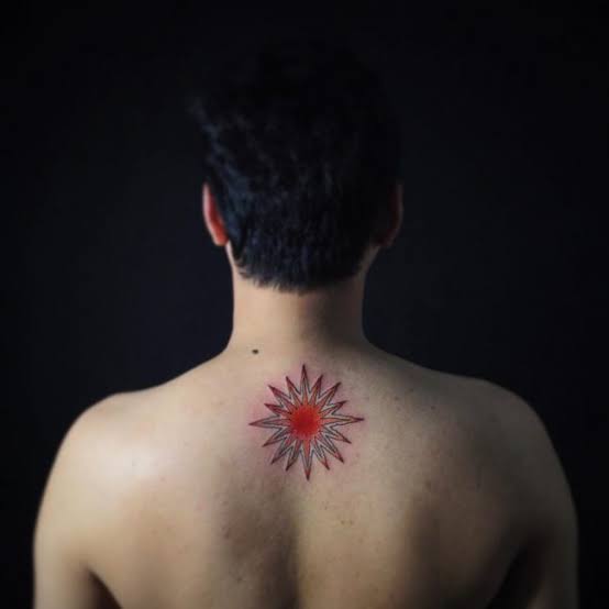 tatuagem simples masculina nas costas sol