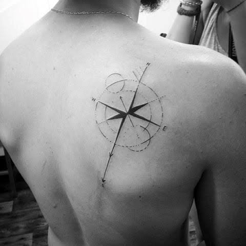 tatuagem simples masculina nas costas