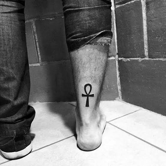 tatuagem simples na perna