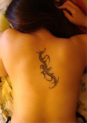 tribal tatuado nas costas