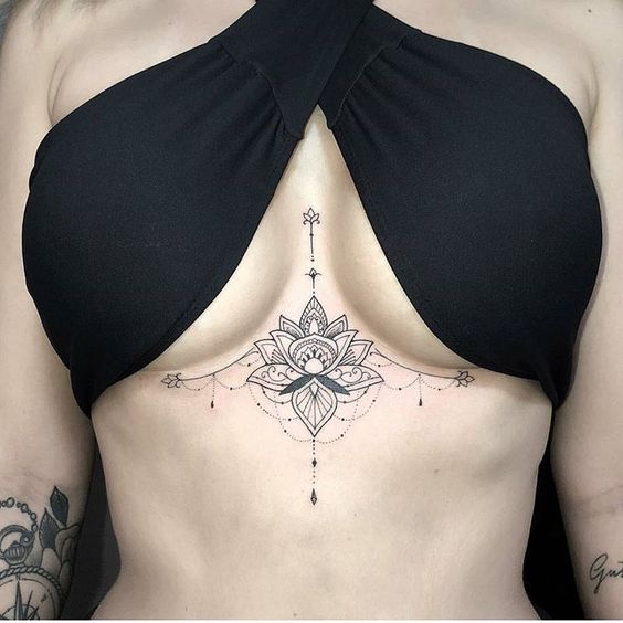 tatuagem feminina flor de lótus