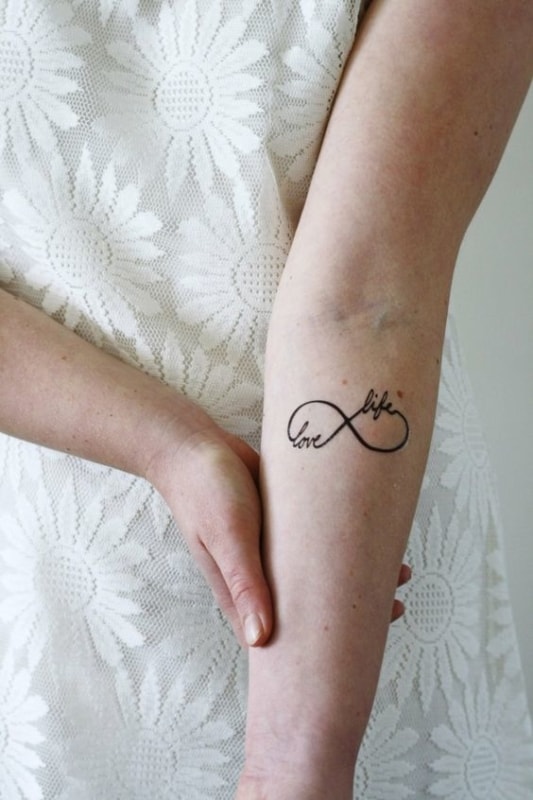 tatuagem do infinito com escrita
