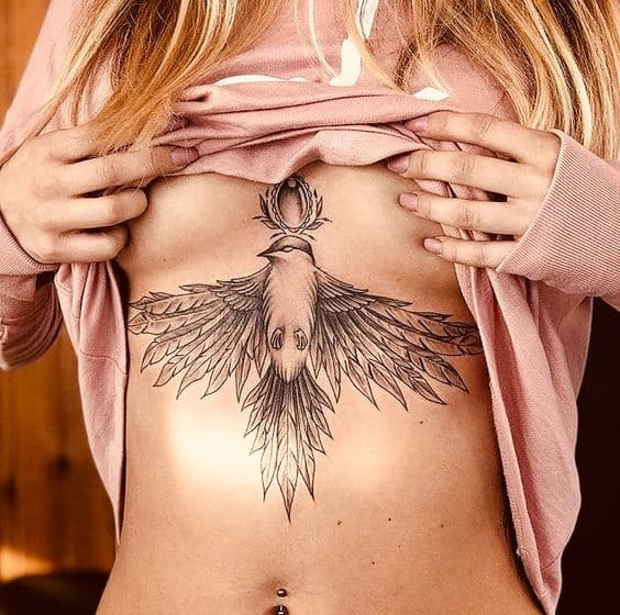 tatuagem de pássaro entre os seios