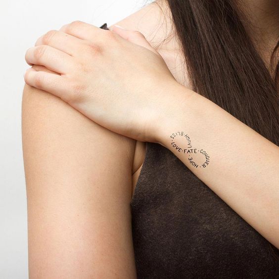 tatuagem escrita feminina